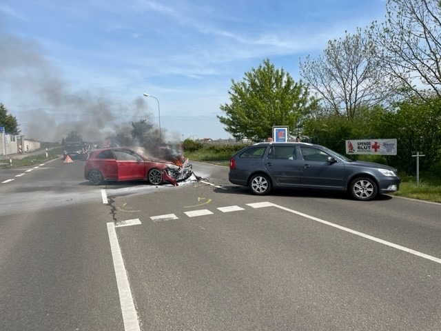 POL-PDLD: Fahrzeugbrand nach Verkehrsunfall