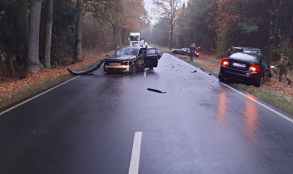 POL-LG: ++ Rehlingen, OT. Rehrhof - Verkehrsunfall mit drei beteiligten Pkw - Fahrer leicht verletzt - Sachschaden mehr als 120.000 Euro ++ Lüneburg - Fenster mit Stein eingeworfen - Hinweise ++