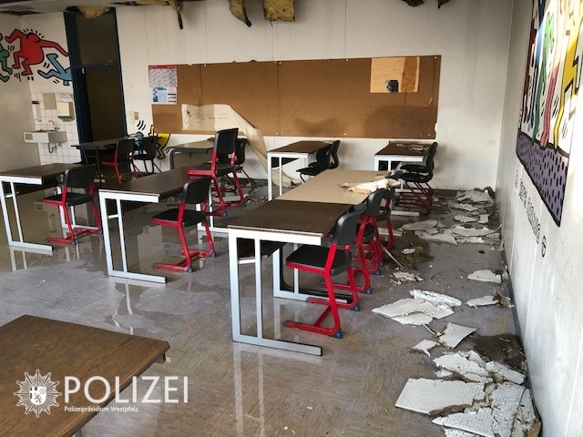 POL-PPWP: Sachbeschädigung in Schule