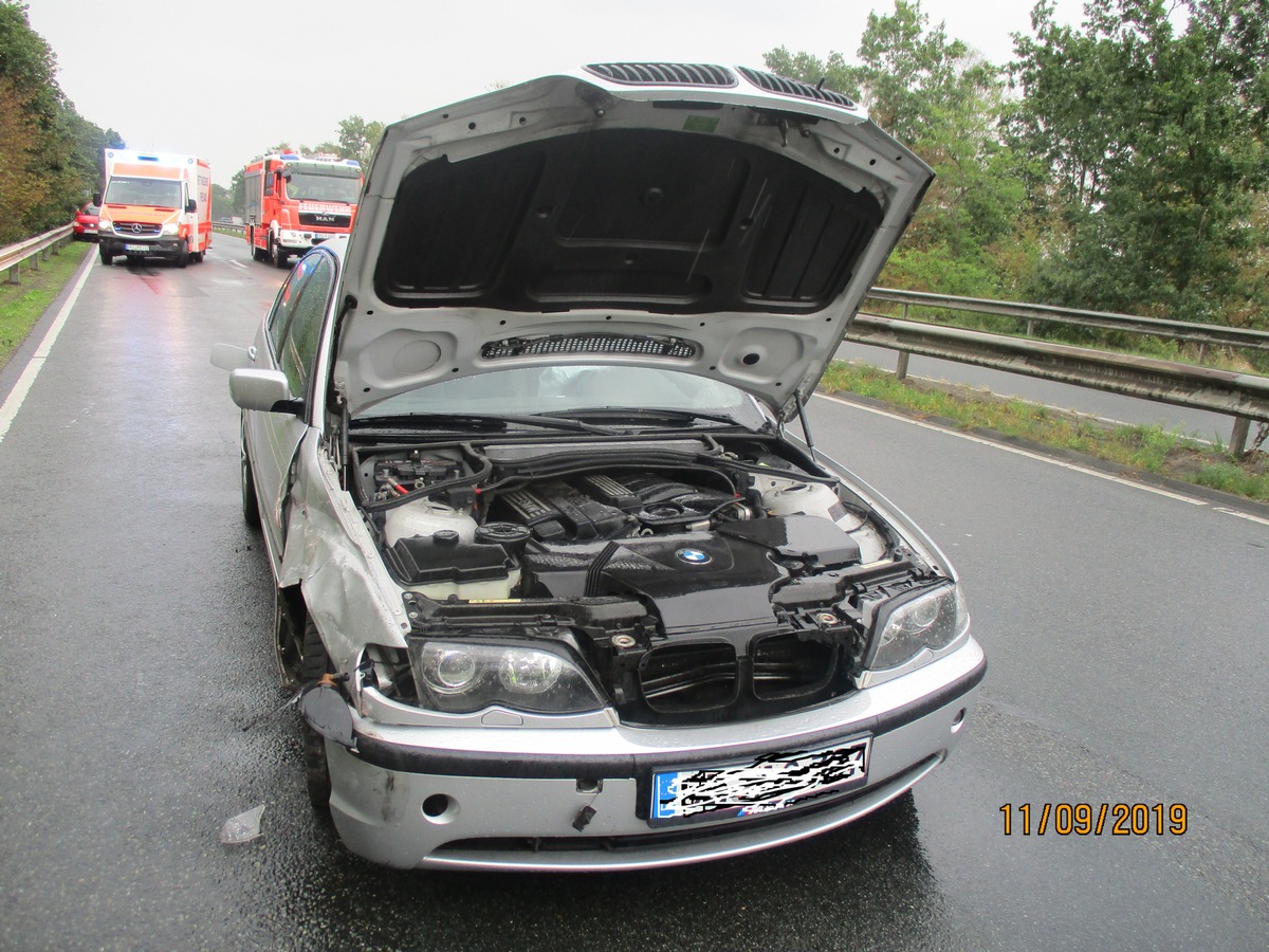 POL-WHV: Verkehrsunfall in Varel - Pannenfahrzeug übersehen - eine Person leichtverletzt (2 FOTOS)