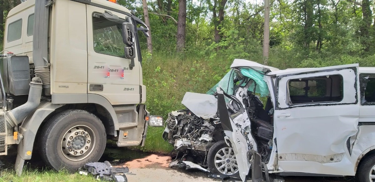 POL-LG: ++ in Gegenverkehr geraten - nach Verkehrsunfall schwer verletzt ++ bei Streit in Wohnung mit Messer zugestochen - Opfer verletzt - Täter vorläufig festgenommen ++