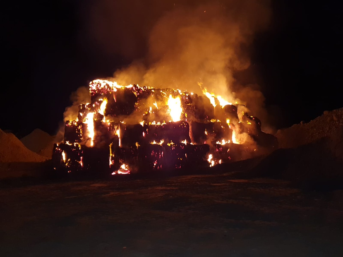 POL-HST: Brand von 150 Strohballen sorgt für stundenlangen Feuerwehr- und Polizeieinsatz