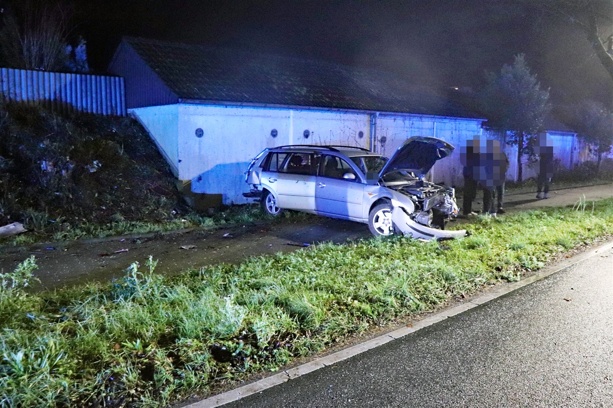 POL-ME: Von Fahrbahn abgekommen und verunfallt - Fünf Leichtverletzte - Mettmann - 2412099