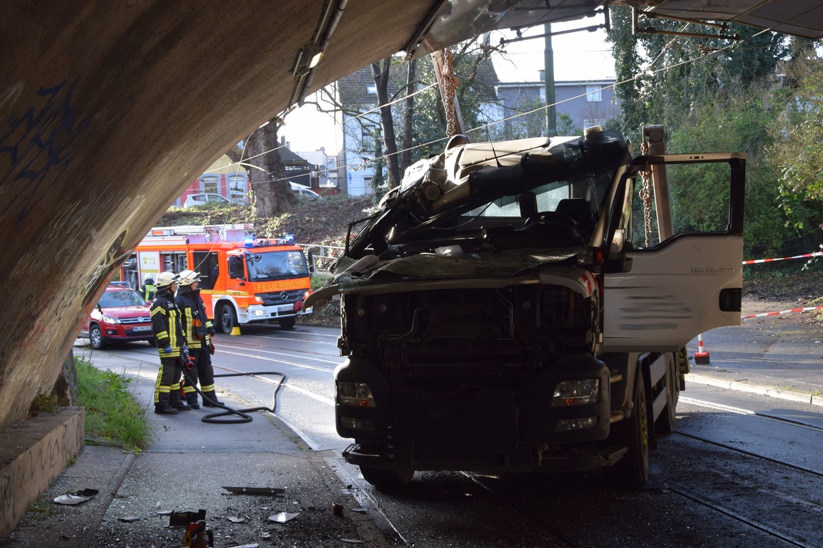 FW-MH: LKW bleibt in Unterführung stecken und reißt Oberleitung nieder.