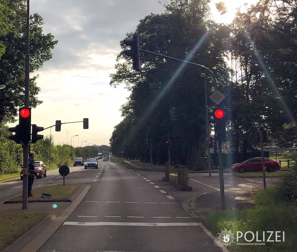 POL-PPWP: Mit Bagger an Ampel hängen geblieben