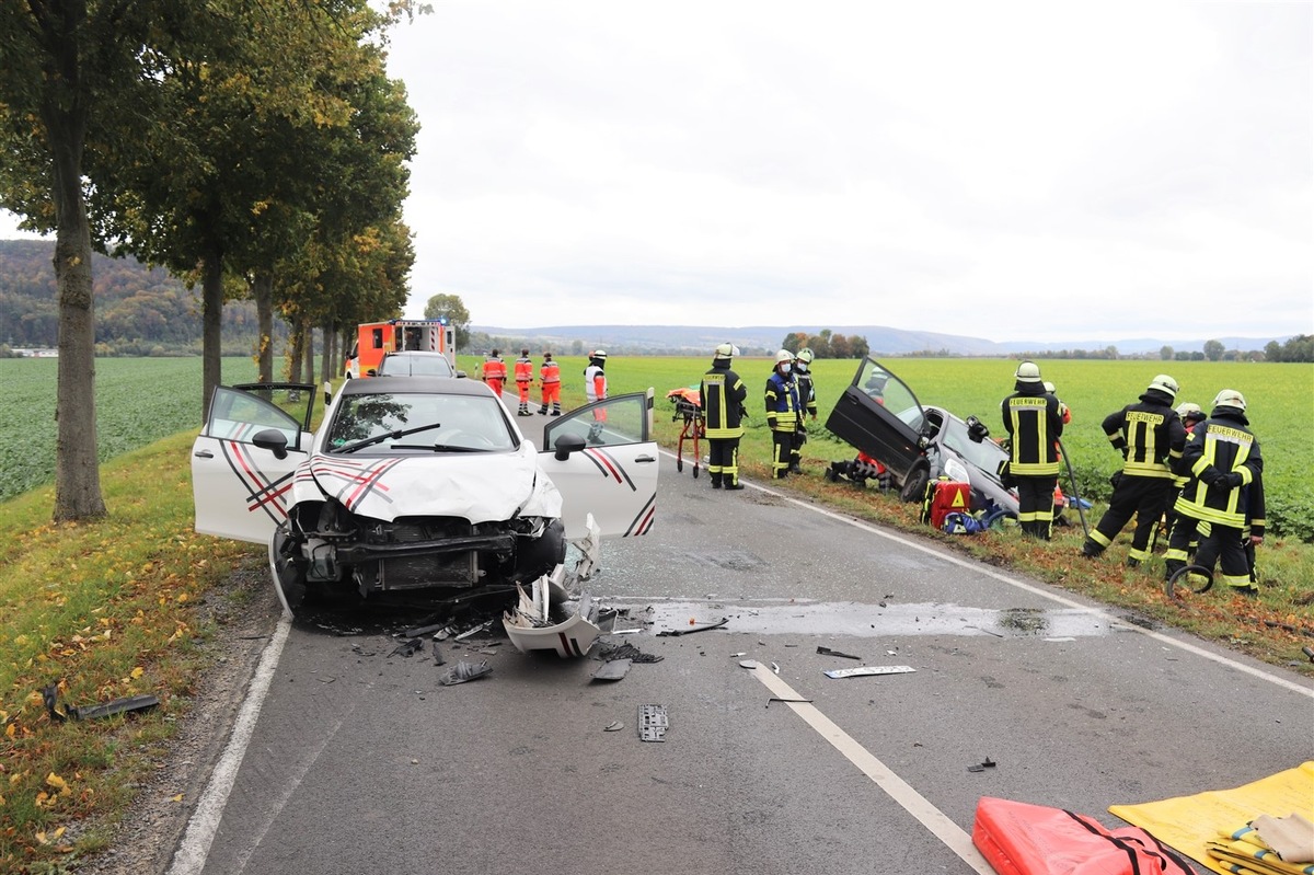 POL-HX: Schwerer Verkehrsunfall mit zwei Verletzten - Rettungshubschrauber im Einsatz