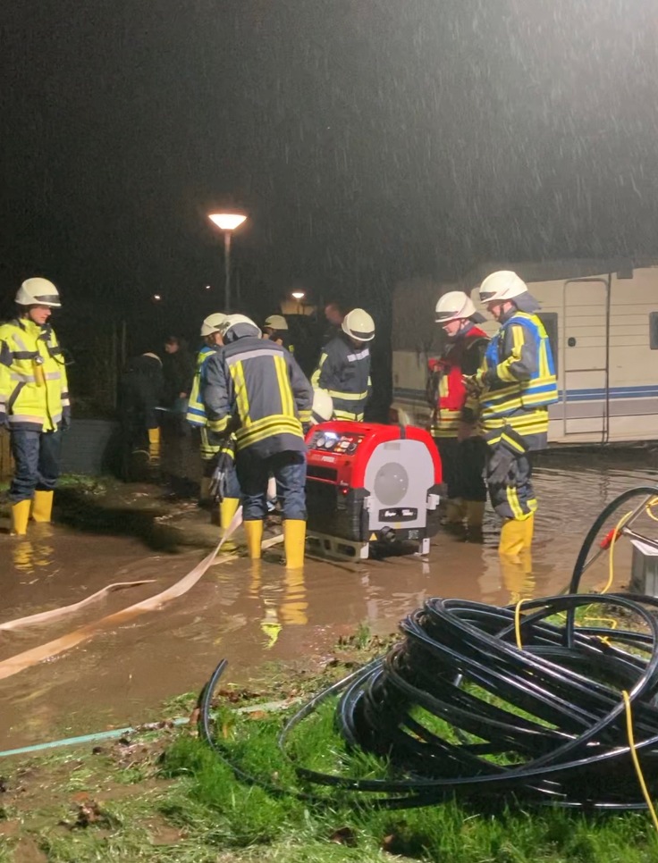 FW-EN: 60 Einsatzkräfte von Feuerwehr DLRG und THW im Hochwassereinsatz am Camping- und Mobilheimplatz in Hattingen