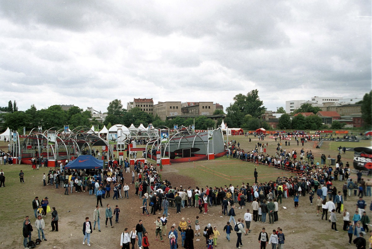 NIKE PARK Berlin zuende gegangen / 60.000 Kids nahmen Fußballpark begeistert an / Siegerteams der NIKE EURO Mission flogen nach Amsterdam