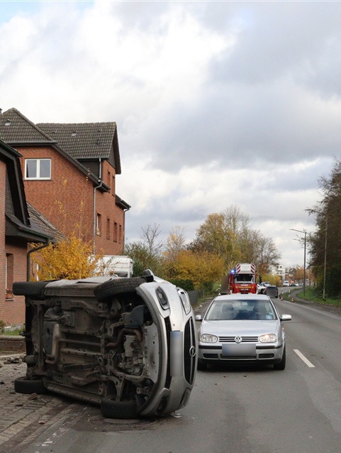 POL-HF: Verkehrsunfall beim Abbiegen - Fahrzeug schleudert gegen Mauer