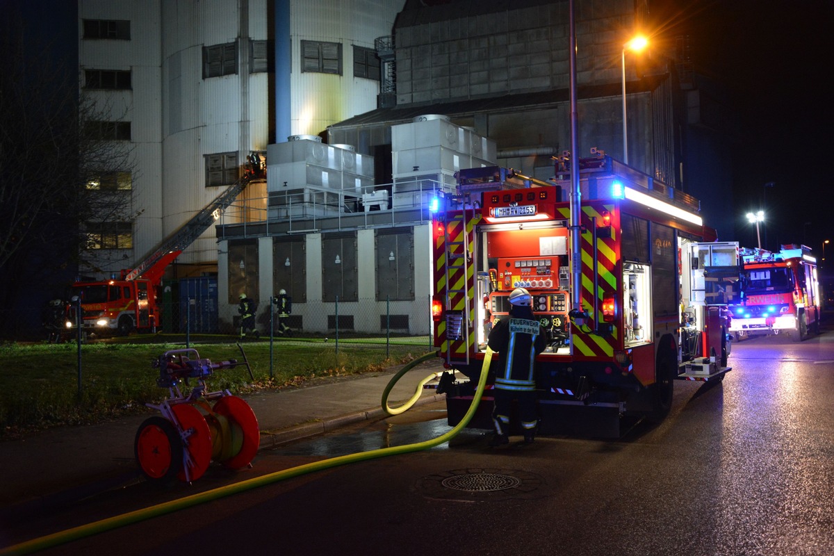 FW-MH: Brand in einem Gewerbebetrieb im Mülheimer Hafen