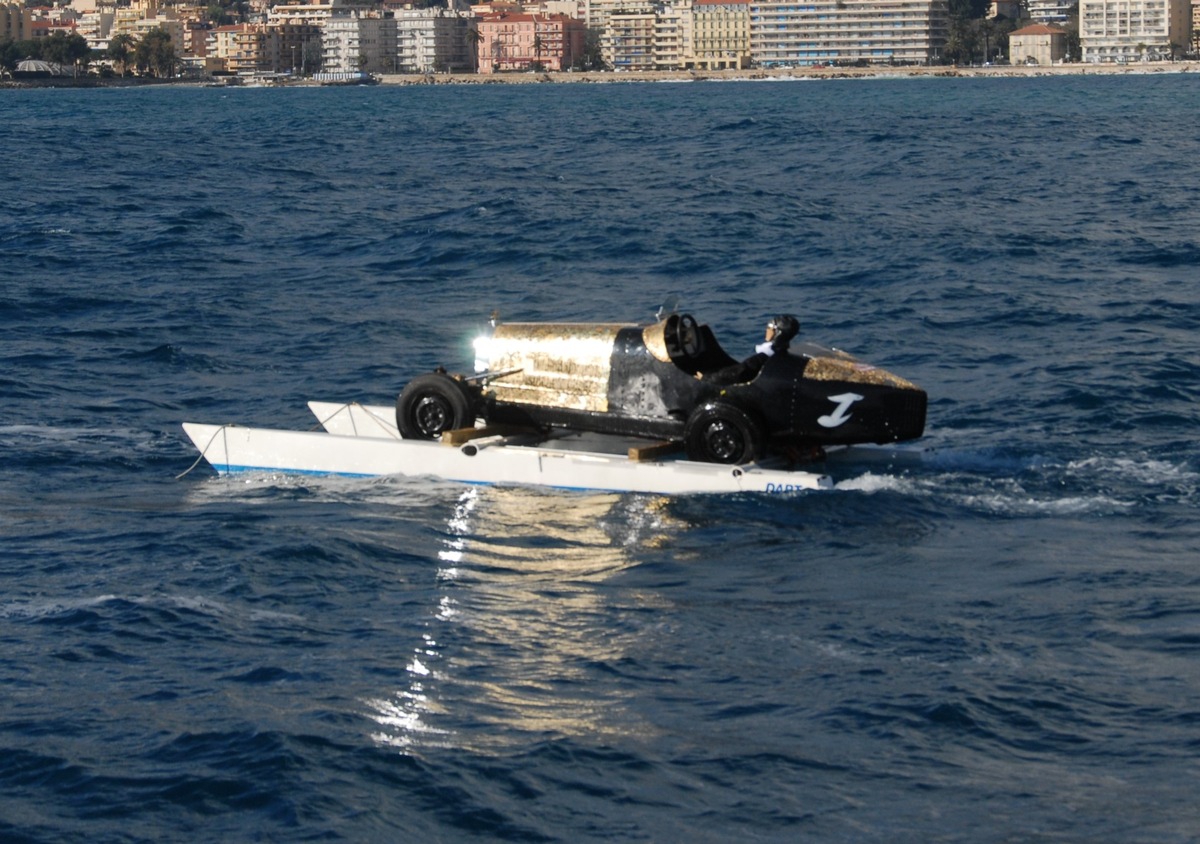 Bugatti eröffnet Rallye Monte-Carlo auf Wasserski