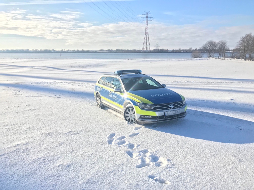 POL-SE: Bad Segeberg - Wintereinbruch in den Kreisen Pinneberg und Segeberg sorgt für Verkehrsbehinderungen und Unfälle auf winterglatter Fahrbahn