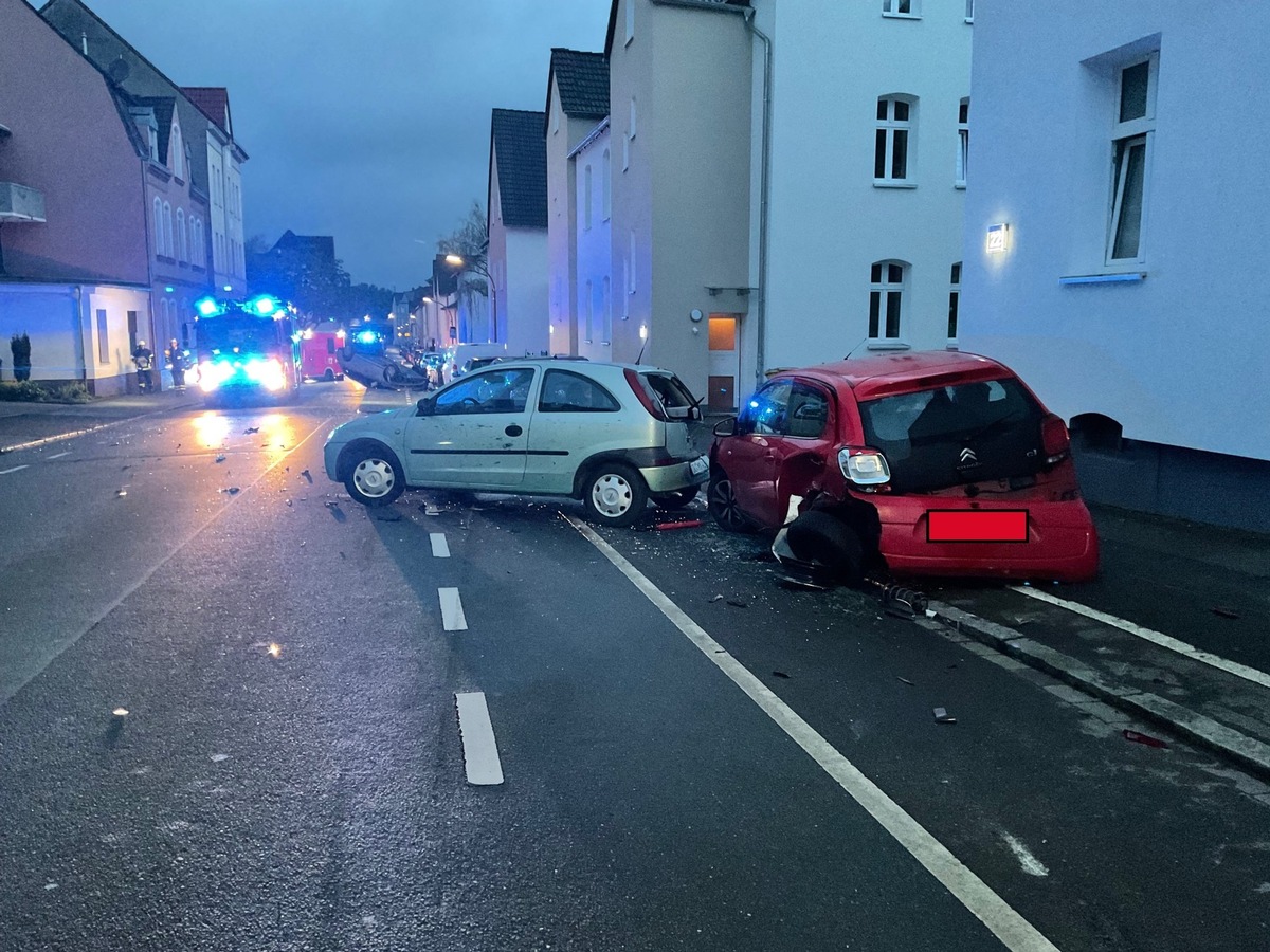 FW-DO: Unfall in Mengede / PKW landet auf dem Dach