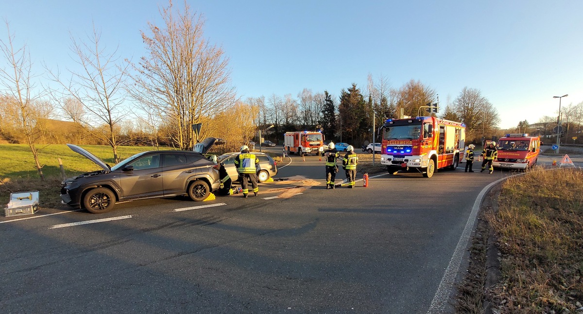 FW-EN: Auffahrunfall zwischen zwei PKW