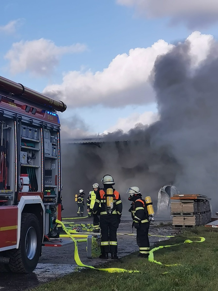 POL-STD: Feuer in Lagerhalle auf Obsthof im Alten Land