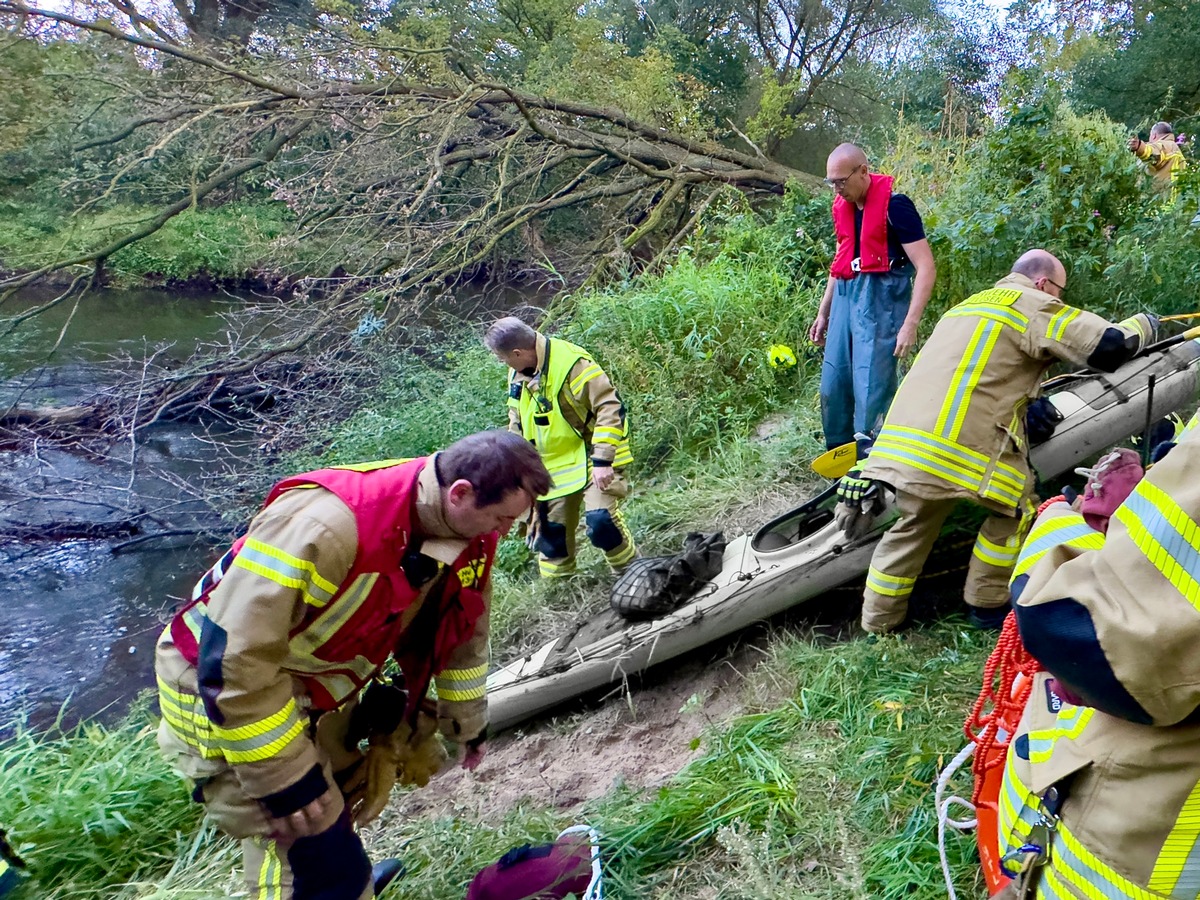 FW-OLL: Kajakfahrer durch Feuerwehr gerettet - Strömung zu stark (KORREKTURMELDUNG Bildänderung)