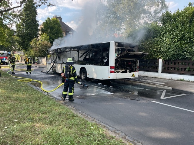 FW-BN: Erneut brennt ein Linienbus komplett aus - Keine verletzten Personen