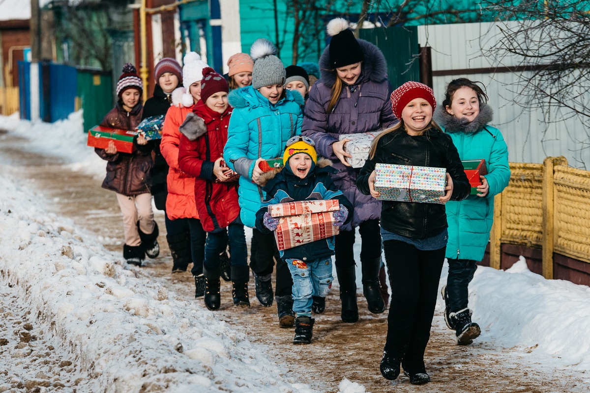 406.563 bedürftige Kinder werden durch &quot;Weihnachten im Schuhkarton&quot; beschenkt / Die beliebteste Geschenkaktion ist auf Wachstumskurs