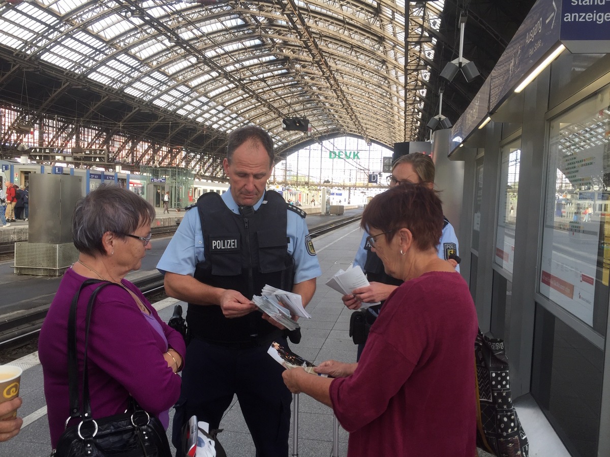 BPOL NRW: Kölner Bundespolizei informiert Reisende über die Gefahren an Bahnanlagen