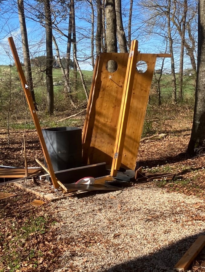 POL-PDWIL: Naturtoilette aus Holz zerstört