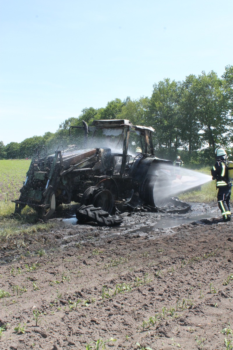 FW-ROW: Tracktor gerät in Brand