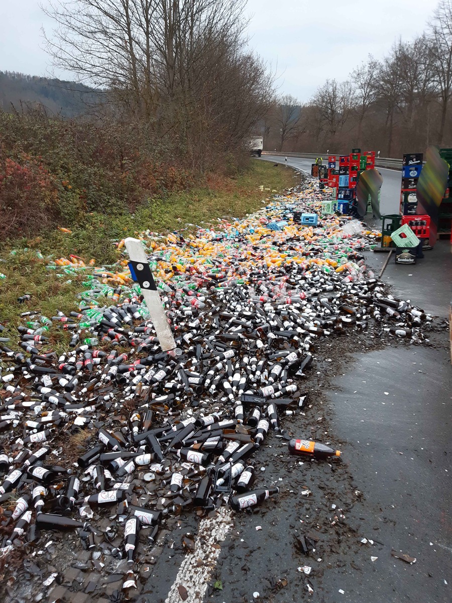 POL-KS: Getränkelaster verliert Ladung auf B 3: Folgeunfall zwischen Sattelzug und Kleinwagen