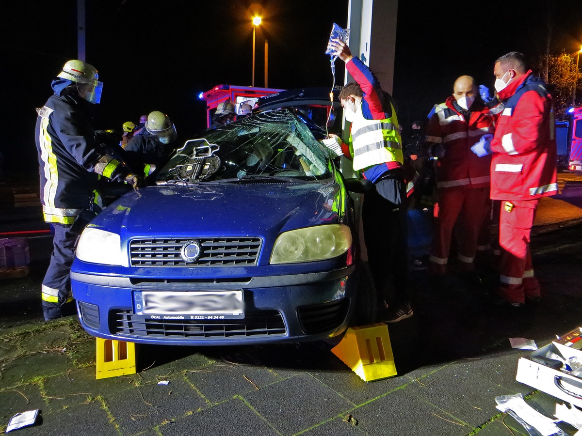 FW-E: Alleinunfall Pkw gegen Strommast der Ruhrbahn, Fahrer eingeklemmt