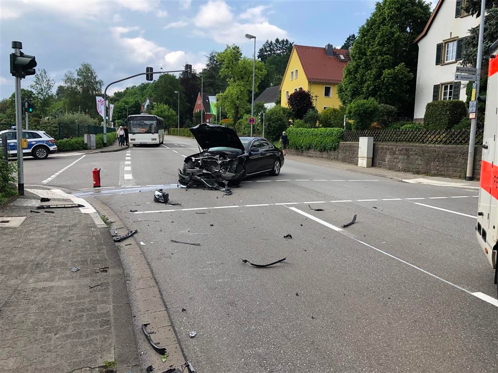 POL-PDKL: Verkehrsunfall mit verletzten Personen und hohem Sachschaden