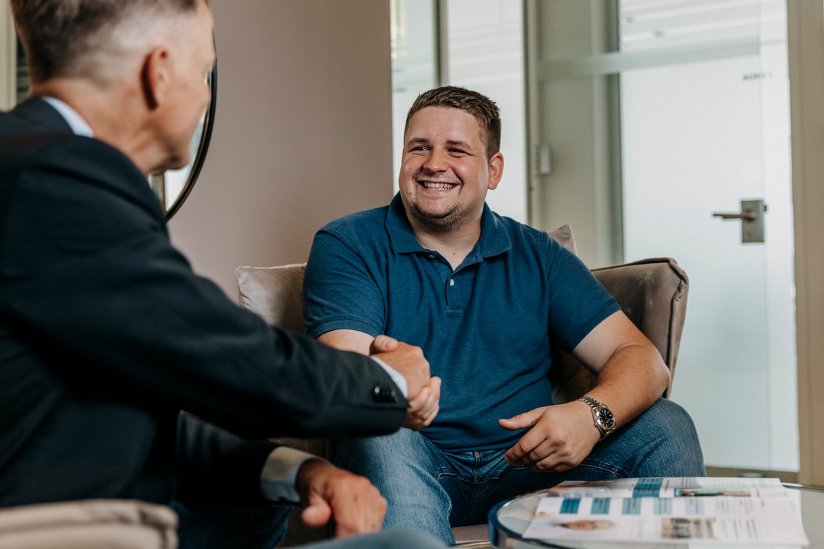 Der größte Fehler in der Kaufpreisverhandlung: Fabian Zamzau von der Otter Consult GmbH erklärt, warum das persönliche Gespräch beim Unternehmensverkauf mehr als nur eine Formalität darstellt