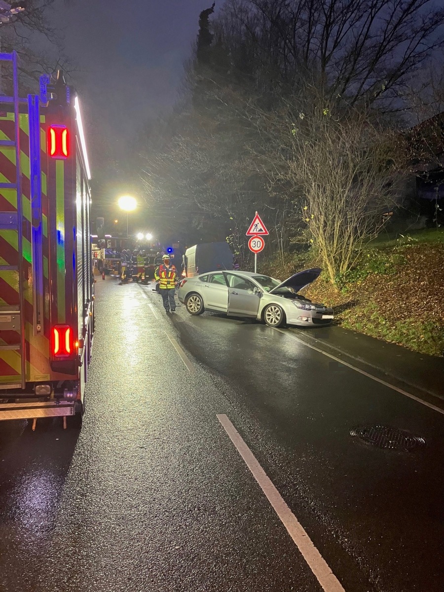 FW-EN: Verkehrsunfall zwischen PKW und Transporter - Zwei Verletzte