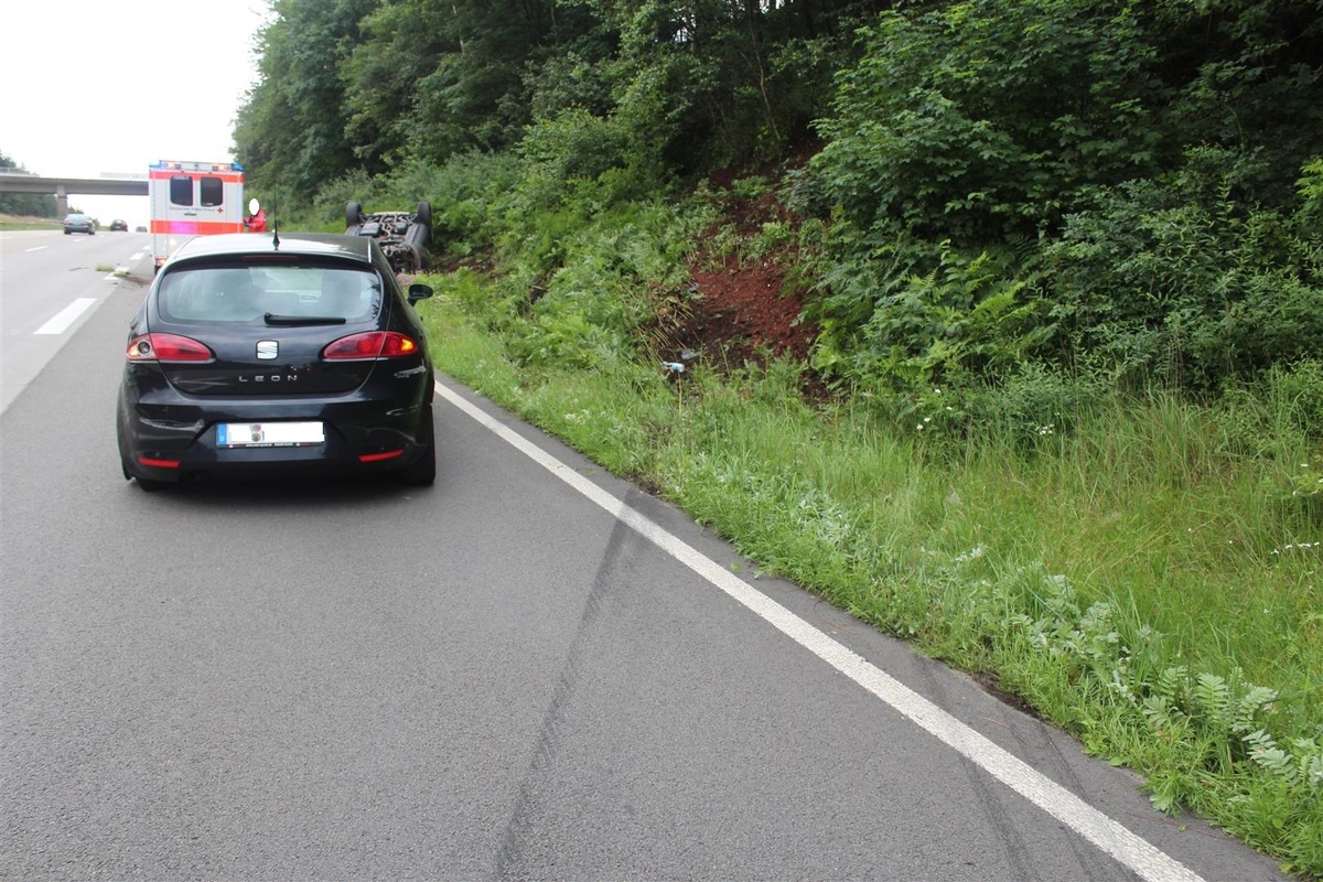 POL-PDKL: Folgenschwerer Verkehrsunfall mit anschließender Unfallflucht beim Fahrstreifenwechsel