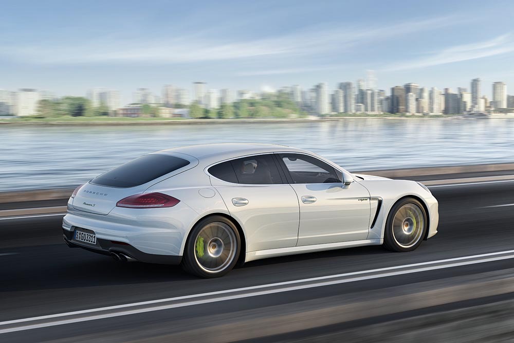 Débuts dans l&#039;empire du Milieu: la Porsche Panamera pour la première fois en version longue et animée d&#039;un moteur hybride rechargeable / Matthias Müller présente la nouvelle génération du Gran Turismo