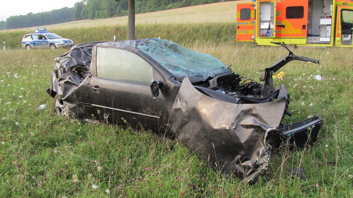 POL-HOL: Kreisstraße 42 zwischen Linnenkamp  und Linnenkamp: Verkehrsunfall fordert einen Schwerstverletzten  - Von der Fahrbahn abgekommen und gegen Baum geprallt -