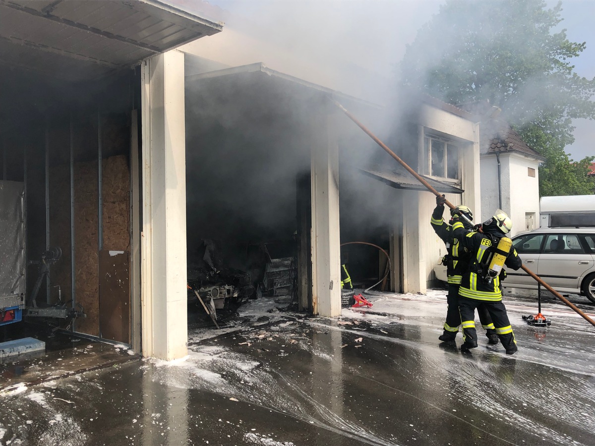 FW Lage: Feuer 2 / Garagenbrand - alte Molkerei Lage - 1.5.2019 - 12:07 Uhr