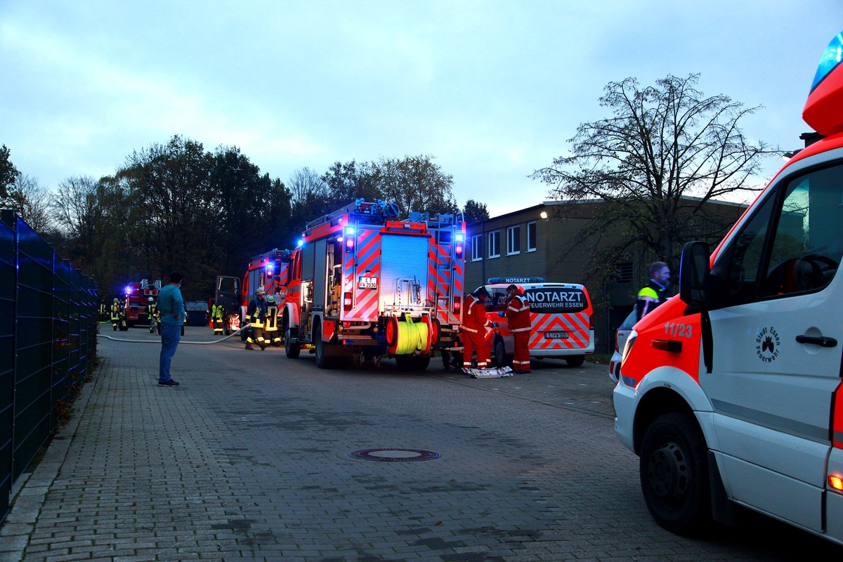 FW-E: Feuer in Flüchtlingsunterkunft an der Grimbergstraße, eine Person brandverletzt