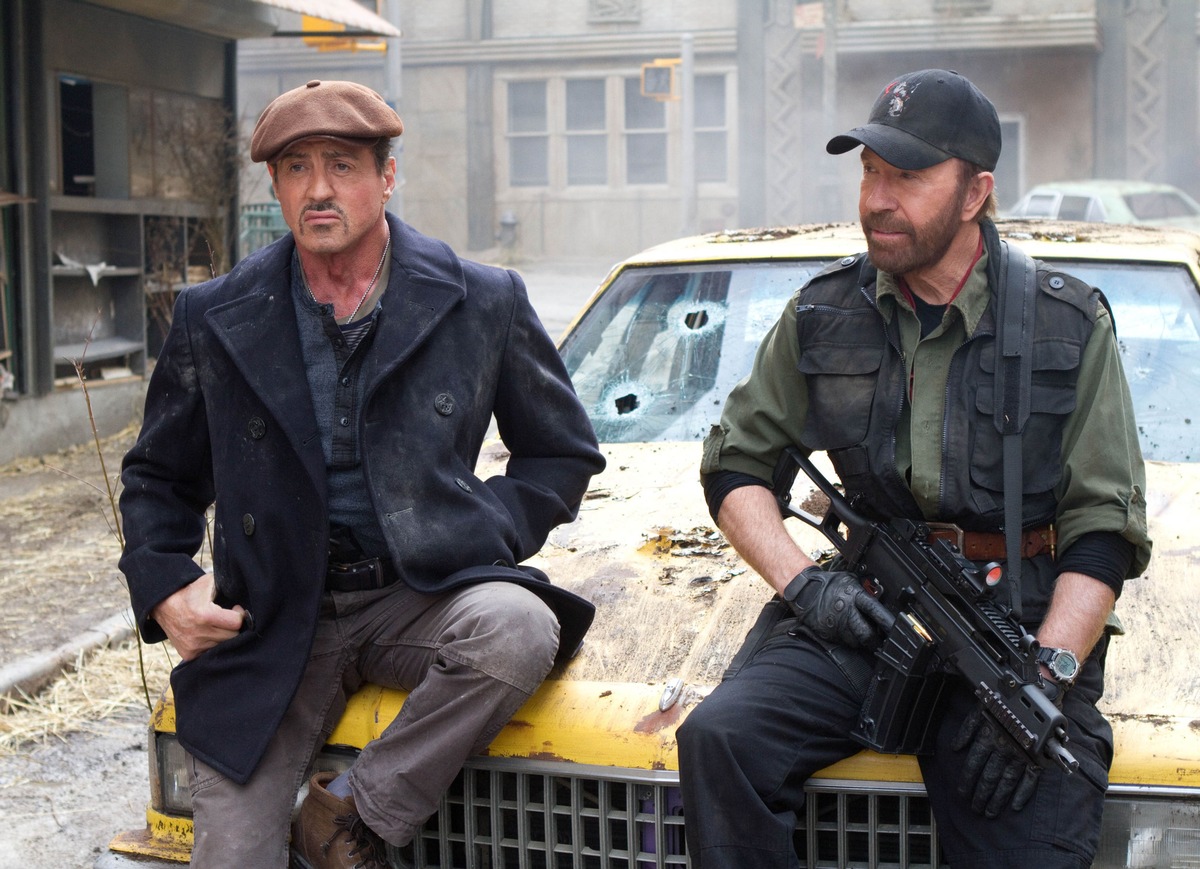 Was würde Chuck Norris tun? Sylvester Stallone lernt dazu in &quot;The Expendables 2&quot; am 26. Oktober 2014 auf ProSieben (FOTO)