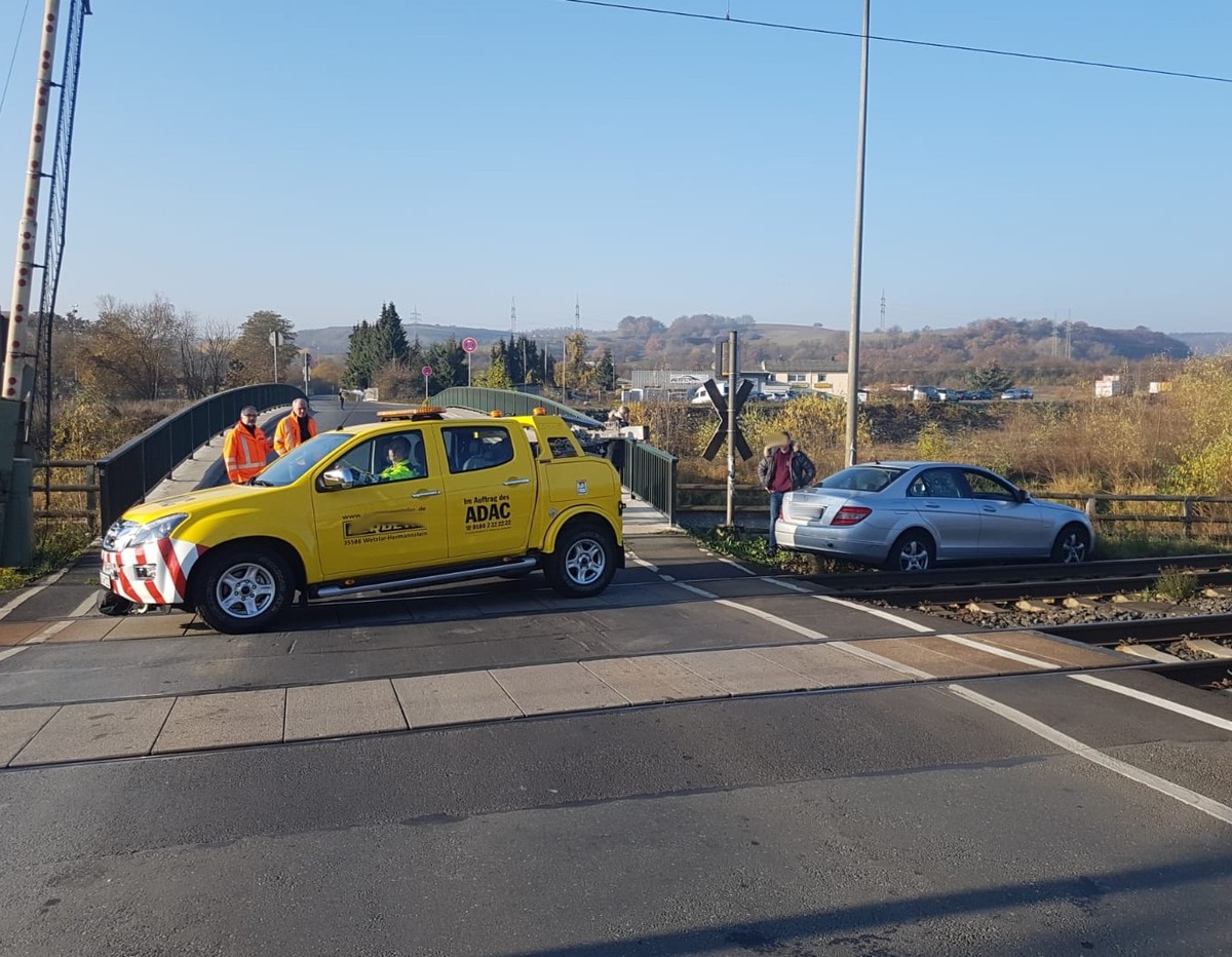 BPOLKS Bahnschranke umfahren PKW landet im