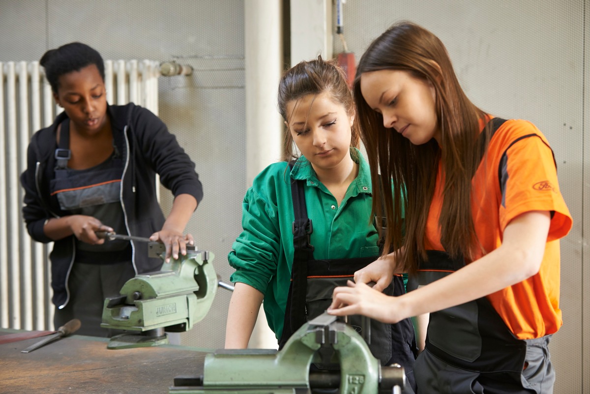 Von Forschung und Entwicklung bis hin zur Produktion / Ford gewährt bei Girls&#039; Day einen Blick hinter die Kulissen (FOTO)