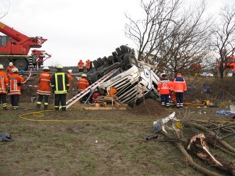 POL-WL: Dibbersen - Schwerer Gefahrgutunfall auf der A 1/ Vollsperrung -