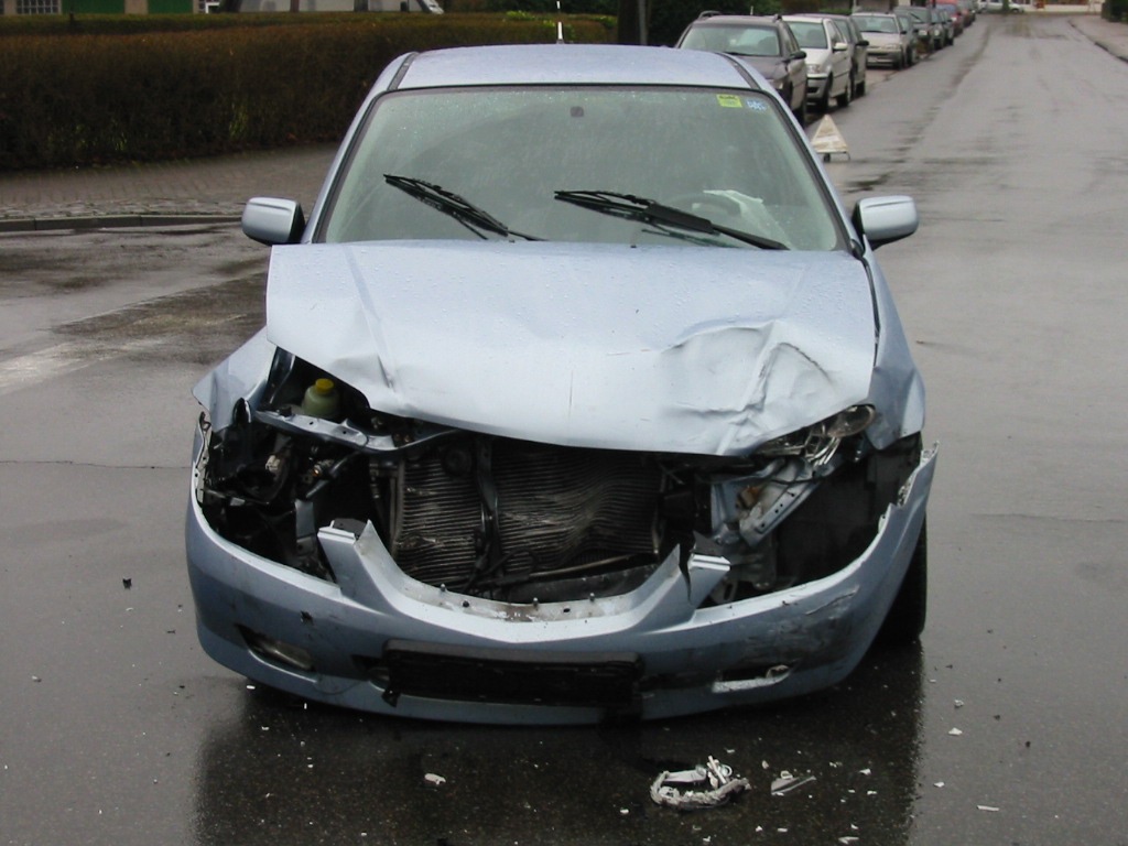 POL-HOL: Holzminden Lindenalle / Unter dem Kiekenstein: Fahrer betrunken - Vorfahrt missachtet - Fahrer leicht verletzt / 8.000, -- EUR Sachschaden -