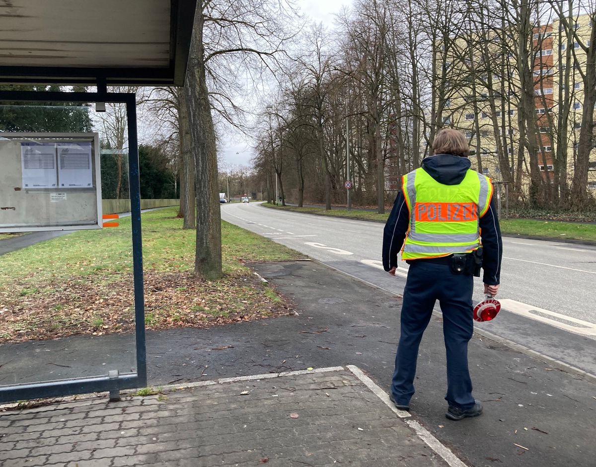 POL-KS: Verkehrskontrolle durch Revier Nord: Autofahrer beleidigt Polizisten; verbotenes Springmesser sichergestellt