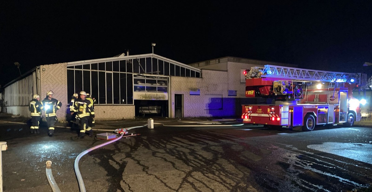 FFW Schwalmtal: Feuerwehr löscht Brand im ehemaligen Autohaus