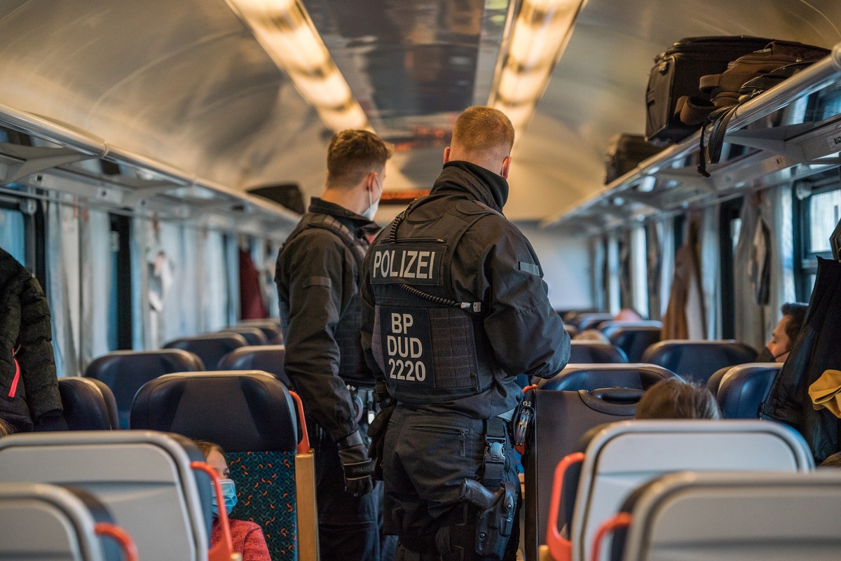 Bundespolizeidirektion München: Grenzüberschreitende Züge rollen wieder: Viel Arbeit für die Bundespolizei