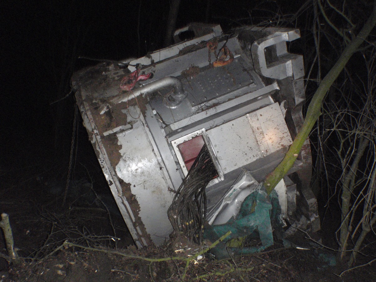 POL-D: Mönchengladbach - A 52: Schwertransporter verliert seine Ladung - 75-Tonnen-Getriebe fällt vom Auflieger - Fotos im Anhang