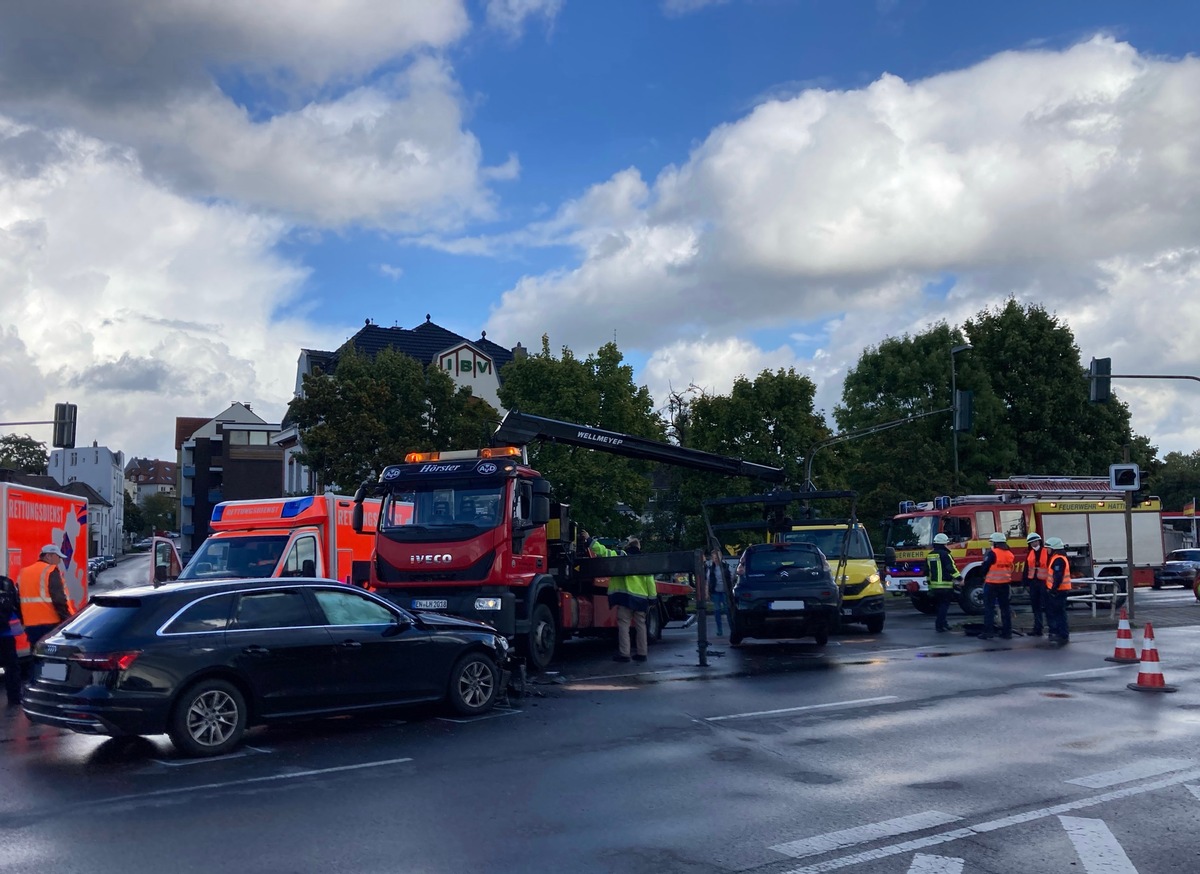 FW-EN: Verkehrsunfall mit zwei Verletzten - Feuerwehr befreit Fahrerin aus PKW