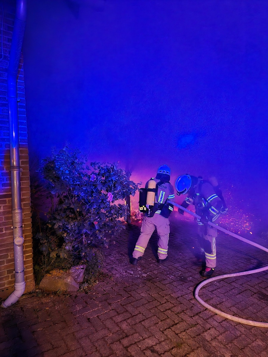 POL-NI: Stadthagen - Brand eines Carports