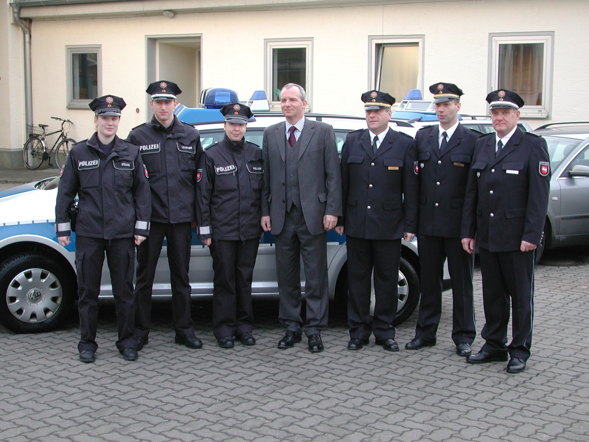 POL-HM: Blaue Uniformen für Einsatzbeamte der Polizeiinspektion Hameln-Pyrmont/Holzminden