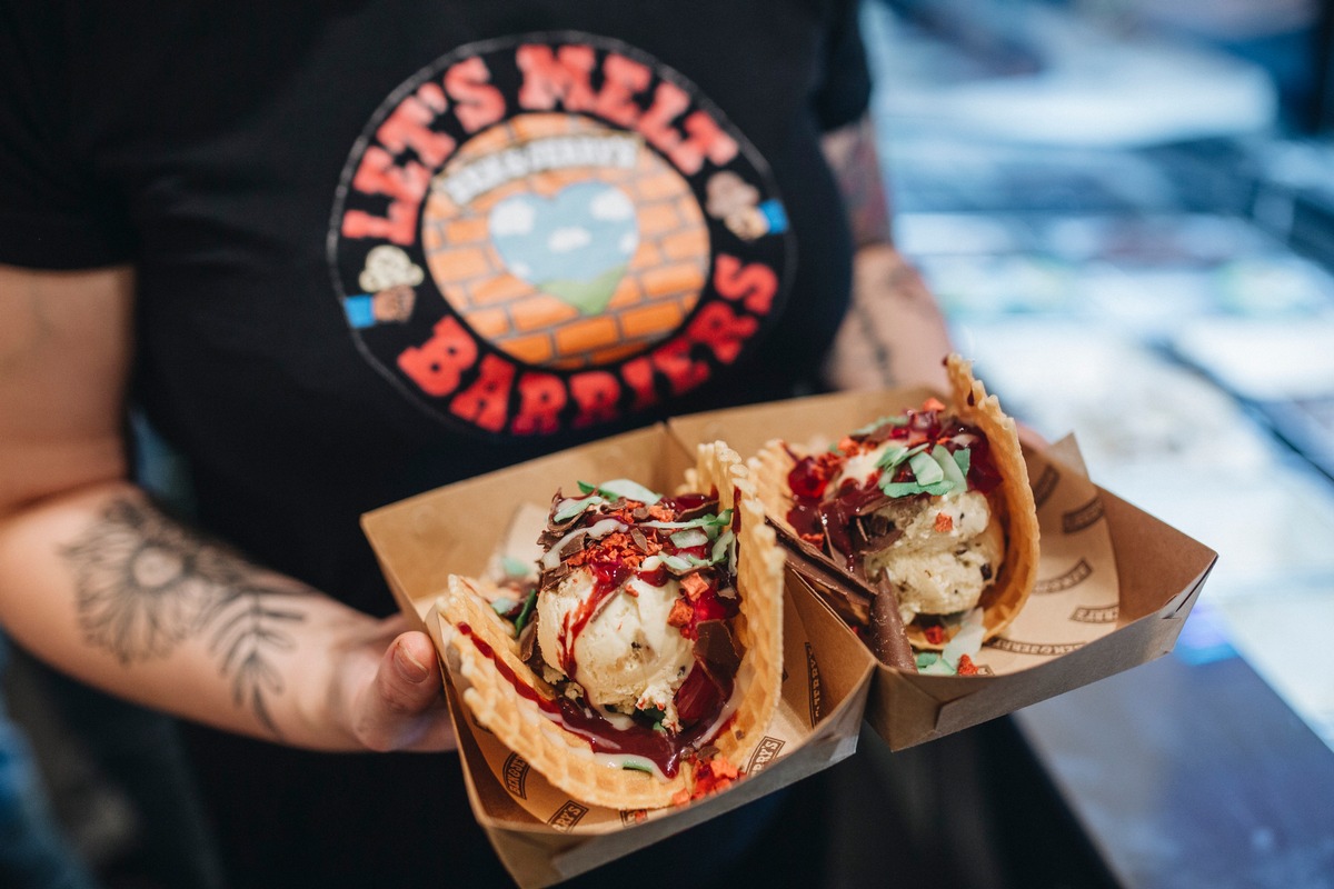 Weltpremiere: Döner aus Ben &amp; Jerry&#039;s Eiscreme! / Ben &amp; Jerry&#039;s eröffnet mit dem Schöner Döner erstes Café in Berlin / Gründer Ben Cohen begrüßt Fans