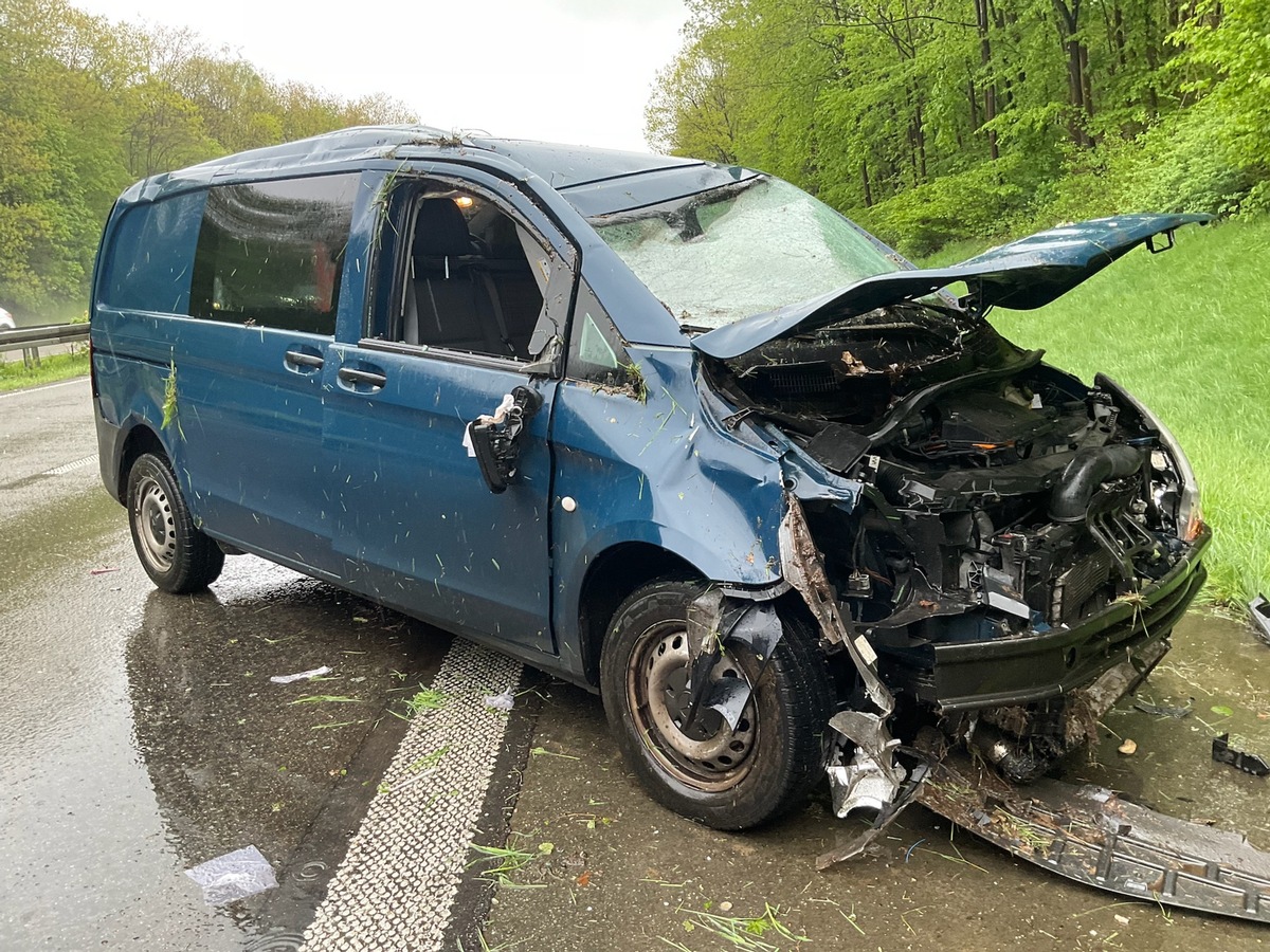 FW Alpen: Verkehrsunfall auf der A57