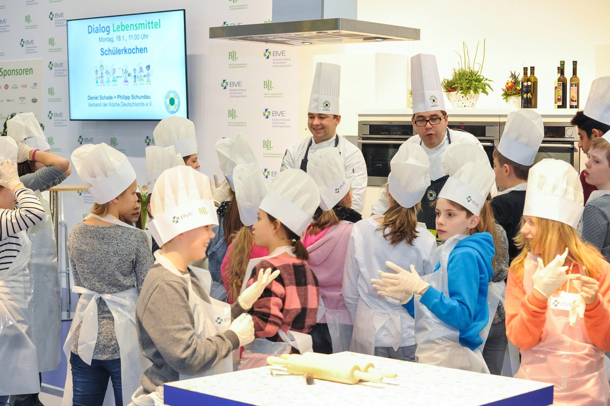 Grüne Woche 2017: Dialog Lebensmittel - Ernährungsbildung in Theorie und Praxis - Kochen mit Spitzenköchen auf dem Gemeinschaftsstand von BLL und BVE